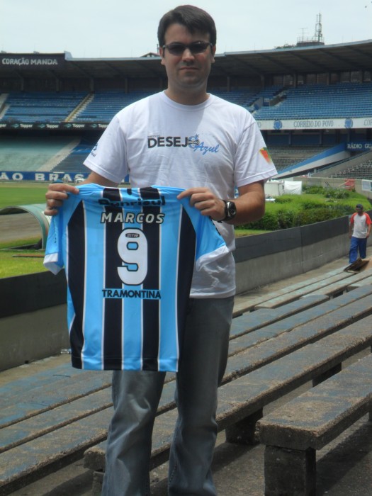 Entrando com o pé direito. Assim começou o ano de Marcos que realizou seu desejo de ganhar uma camiseta personalizada do seu time do coração. O menino que faz tratamento de saúde no HCSA recebeu hoje pela manhã das mãos do voluntário Douglas Zardo a camiseta que vai lhe trazer muita confiança e força para o seu severo tratamento de saúde.