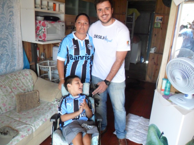 Dona Débora, mãe do Dilamar estava tão feliz quanto seu filho por receber mais uma camiseta do Grêmio. Toda familia é gremista e quando o Tricolor joga Dilamar não tira os olhos da TV. Esta ação teve uma dobradinha de peso com participação dos voluntários Bruno Dias e Gerhard Neugebaeur 