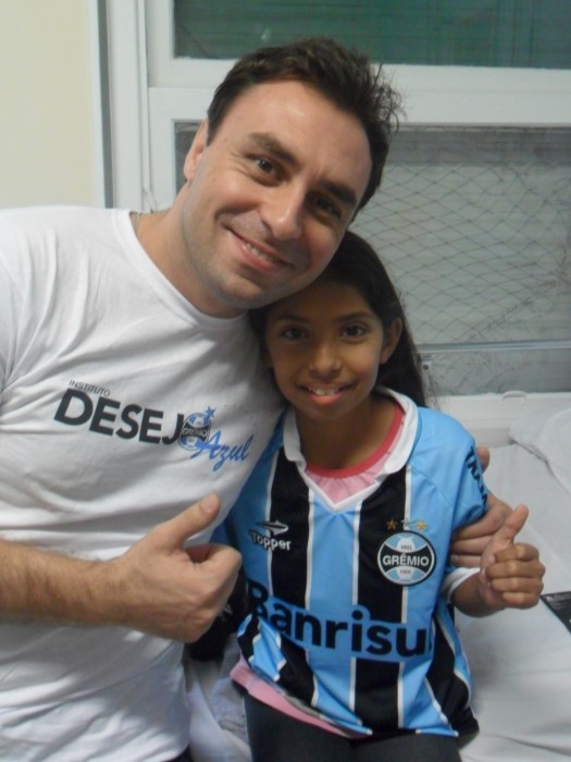 Ketlyn faz tratamento de saúde no Instituto de Cardiologia. Segundo seus pais desde pela manhã esperava ansiosa a visita do Desejo Azul e do voluntário André Luis Morini. Tudo porque ela recebeu seu kit completo com camiseta personalizada e tudo. Força e saúde querida gremistinha.