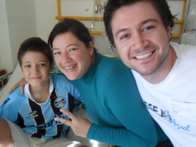 Otávio tem 10 anos. Vai quando pode a todos os jogos do Grêmio. Fanático como seu pai. Ele faz tratamento de saúde no HCSA e hoje ganhou do voluntário Henrique Bernardi um kit completo com o uniforme do Imortal Tricolor 