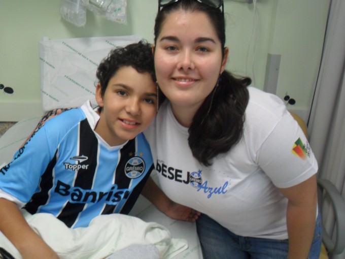 Internada no Hospital Conceição Sara Iasmyn é uma fervorosa torcedora tricolor. Seu deseso era receber uma camiseta personalizada com seu nome. E com a ajuda da voluntária Juliana Maciel Holbach ganhou seu kit completo que veio além da sua desejada camiseta personalizada mais calção e meia do Imortal. 