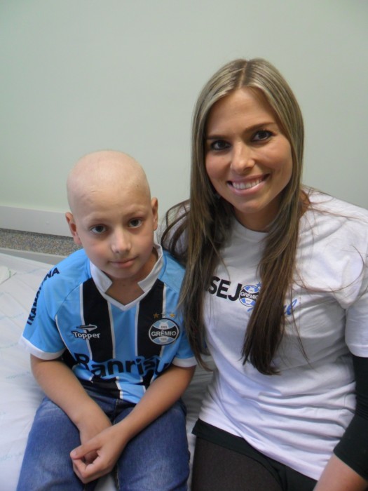 Entregamos hoje no Hospital Conceição um kit completo com camiseta personalizada, calção e meia do Tricolor Gaúcho para o menino Arthur. A ação contou com a colaboração da voluntária Sandra Mobus.