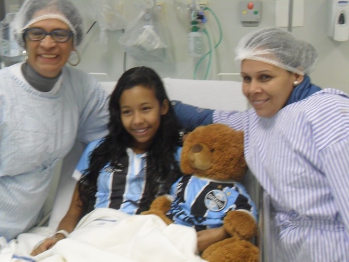 Natielli tem 10 anos e está fazendo tratamento no HCSA.Queria muito ganhar sua camiseta do Grêmio oficial e personalizada . Ganhou mais que isso. Entregue pela voluntária Maria Lúcia Jung Duarte recebeu um ursão de pelúcia uniformizada com a camiseta do Tricolor. Que estes dois presentes tragam muita saúde para essa linda garotinha. 