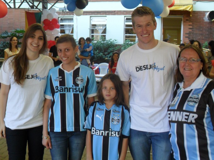 Hoje era dia da Gincana da Solidariedade na Casa de Apoio do Instituto do Câncer Infantil. Uma tarde de muitas brincadeiras e distribuição de brindes para a criançada. O carismático zagueiro do Tricolor Douglas Grolli foi um dos voluntários dessa ação que juntamente com a voluntária Catharina Von Hoonholtz distribui muitos sorrisos, abraços, presentes e autógrados para todos os presentes na festa. 