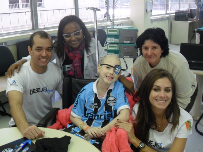 Letícia faz tratamento de saúde no Hospital de Clínicas. É uma menina alegre e simpática. Uma guerreira que vai superar todas as adversidades. E com a ajuda e colaboração da voluntária Gabriela Markus e Lucas Lesina Albuquerque levamos um kit completo com o uniforme do Grêmio além de vários outros presentes. Como boa gremista, Letícia vai vencer.