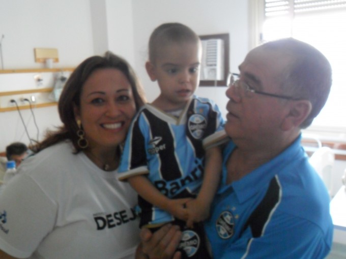 Ketlen, 3 anos, faz tratamento no HCSA. Com a colaboração da voluntária Rita Cherutti ganhou sua primeira camiseta do Grêmio para alegria de toda sua familia, principalmente do seu avó. Estamos todos torcendo pela recuperação da Ketlen. 