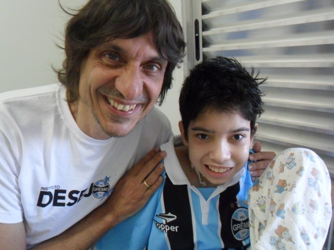 Júnior tem 12 anos e faz tratamento de saúde no Hospital Conceição. Queria muito receber sua camiseta do Grêmio. E com a ajuda do voluntário Eduardo " Peninha" Bueno que esbanjou simpatia e alegria fizemos a entrega para o garoto que além da camiseta recebeu um livro do escritor. O próximo passo do garoto quando ele estiver bem saúde será conhecer a Arena. 