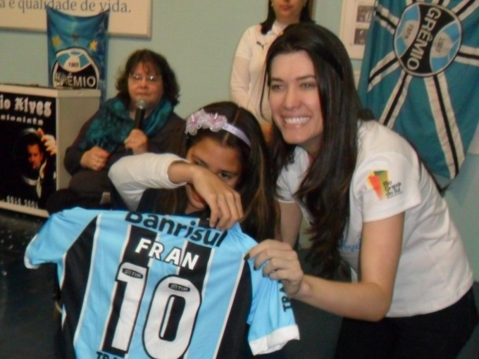 Camisetas do Grêmio, mantas do Tricolor , brindes da Arena, enfim, nenhum gremista ficou sem presente hoje na festa da ACADEF de Canoas. As crianças se divertiram com o boneco Mosqueteiro e com um show de mágicas e dança. Nessa ação contamos com os voluntários Bruna Jaroceski, Martina Spier, Fernanda Denardin, Sabrina Silveira, Wesley e Osorio Martins.