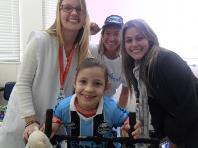 Yasmim faz tratamento de saúde na AACD. Amanhã ela faz aniversário e para comemorar a data nada melhor que receber um uniforme completo do Grêmio. A ação contou com a colaboração da voluntária Ana Luiza Chaves Barcelos. 