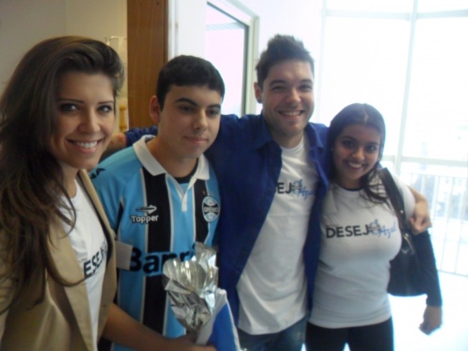 Derek faz tratamento no HCSA. Hoje recebeu a visita dos voluntários Nasser e Andressa que levaram além de uma camiseta do Grêmio mais alguns presentes ao garoto. A ação também contou com a voluntária Vanessa Arena que o presenteou com uma bandeira do Imortal.