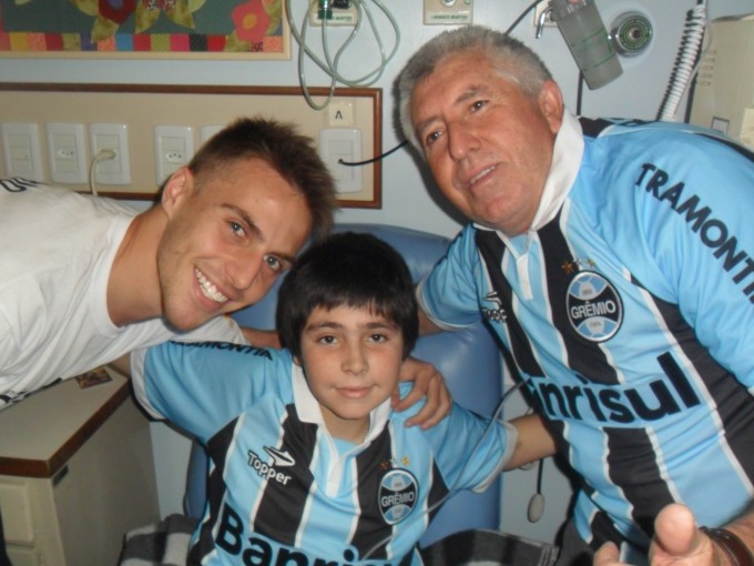 Ulysses faz tratamento de saúde no Instituto de Cardiologia. Mas seu coração é valente e é gremista. Com muita raça vai vencer essa. Seu Desejo era ganhar uma camiseta oficial do Grêmio. Ganhou além disso a visita do nosso grande zagueiro Bressan que com muita simpatia e carisma bateu um longo papo com Ulysses e seu pai.