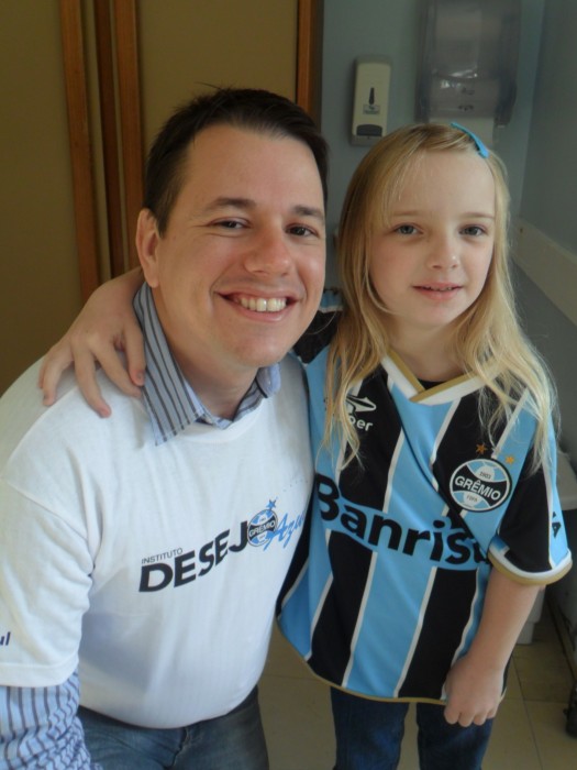 Ellen tem 6 anos e faz tratamento no Instituto de Cardiologia. Queria muito receber sua camiseta do Grêmio personalizada com seu nome e com o número do Bressan, seu ídolo. E com ajuda do voluntário Fernando Setovski realizamos o desejo da garotinha que recebia alta do hospital hoje para a alegria de todos. 