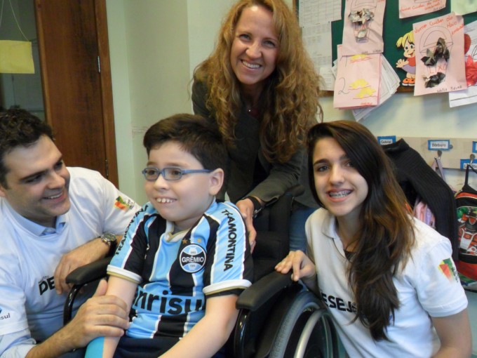 Esse garoto é o Nícolas.Ele tem 10 anos e faz tratamento na Kinder.Um gremistão que desejava ganhar uma camiseta do Grêmio com seu nome. Ganhou além disso um kit completo com calção e meia do Tricolor. Tudo isso graças aos voluntários Daniel Araujo Kara e sua filha Maria Renata Kara.