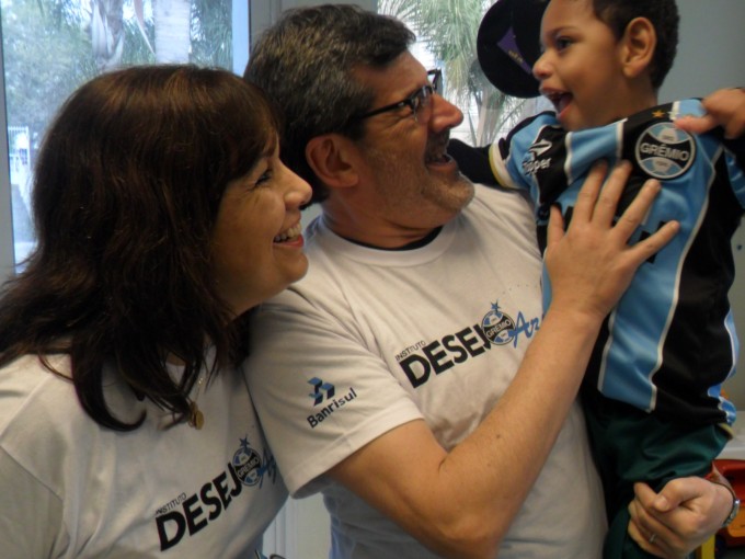  O garotinho Washinton Chistian, 3 anos, tem nome de craque.Um craque da vida. Ele faz tratamento na Kinder e hoje ganhou dos voluntários Carlos C Josias Menna Oliveira e Márcia Muller Netto um uniforme completo do time do seu coração, o Imortal Tricolor.