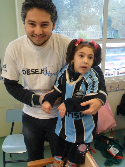 A garotinha Gabriela, 6 anos, faz tratamento na Kinder. Queria ganhar um uniforme completo do Grêmio. E com a colaboração do voluntário Carlos Brito fomos até lá para a alegria da menina e de seus pais