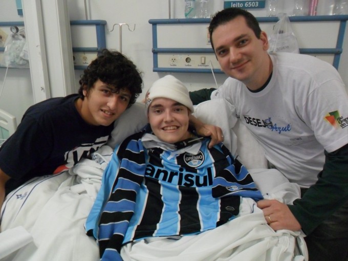 Leandro , 16 anos, é um gremistaço. Faz tratamento de saúde no HCSA. Hoje levamos até ele uma camiseta oficial personalizada com seu nome e uma manta, tudo com ajuda do voluntário Guilherme  Cofferi.