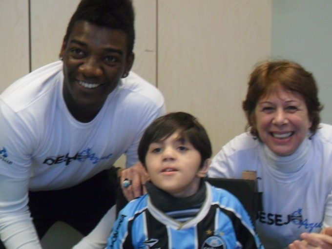 Matheus tem 6 anos e é muito gremista. Sempre adorou o Grêmio. Faz seu tratamento na Kinder. Hoje recebeu seu kit completo de uniforme do Grêmios dos voluntários Marilene Lobo e Baruch Lobo.