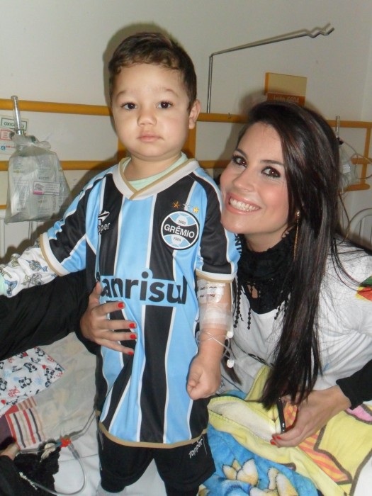 João Vitor tem 3 anos e faz tratamento de saúde no HCSA. É um gremistão como seu pai. Hoje para a alegria de todos os envolvidos ganhou um kit com uniforme completo do Grêmio composto de camiseta personalizada, calção e meia da voluntária Jéssica Amaral que foi acompanhada da sua mãe Clarice.