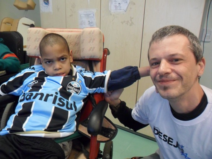 O gremistão Walker, 10 anos, faz seu tratamento na Kinder. Passou o dia inteiro ansioso esperando por seu uniforme completo novinho levado pelo voluntário Eduardo Tajes. 