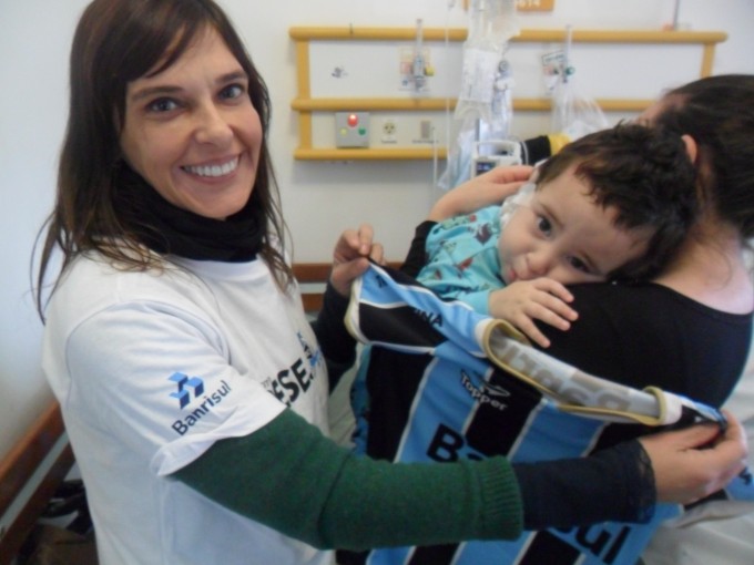 Lucas tem apenas 3 anos. Faz tratamento no HCSA. Segundo sua mãe ele é muito gremista. E hoje com a colaboração especial da voluntária Claudia Tajes levamos até ele um kit completo de uniforme do Grêmio e um boneco Mosqueteiro. 