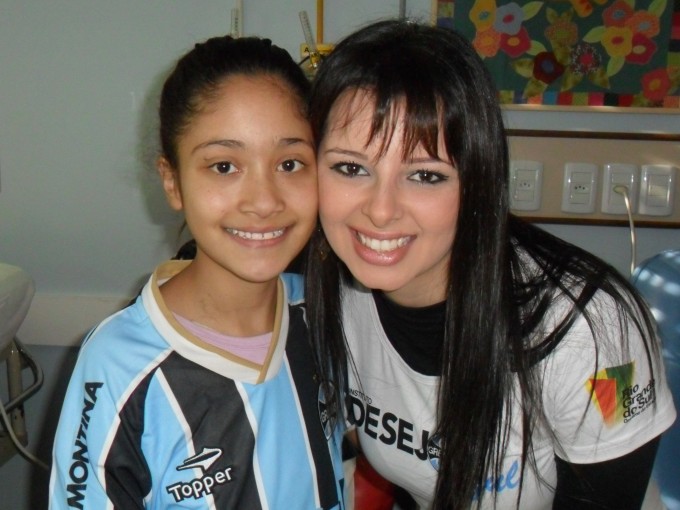 Géssica , 12 anos, faz seu tratamento de saúde no Instituto de Cardiologia. Seu desejo era ganhar um uniforme completo do seu amado Tricolor. E com a colaboração da voluntária Jéssica Ribeiro levamos até á menina um kit completo composto de camiseta personalizada, calção e meia do Imortal.