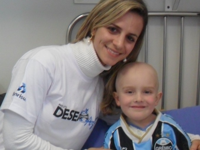 O garotinho Cauã tem 4 anos e faz tratamento no Hospital Conceição. Seu desejo era ganhar um uniforme completo do Grêmio. Hoje a tarde fizemos uma visita a ele e a voluntária Carmen Raya Amazarray levou o kit completo para Cauã que era só sorrisos. Acompanhou a ação também uma das grande incentivadoras do Desejo Azul e voluntária Rosa Foresti. 