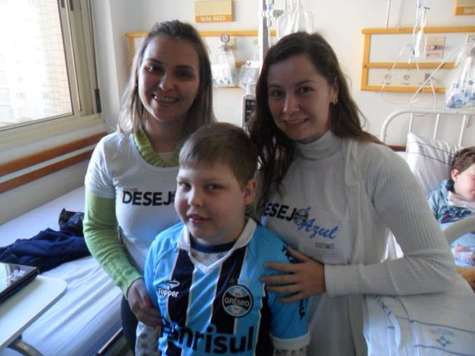 Guilherme tem 10 anos e faz seu tratamento de saúde no HCSA. Queria muito ganhar um uniforme completo do Grêmio. Com a ajuda das voluntárias Marilicia de Mello Chaves e Samantha Souza levamos ao menino um kit completo com camiseta personalizada, calção e meia do Tricolor.