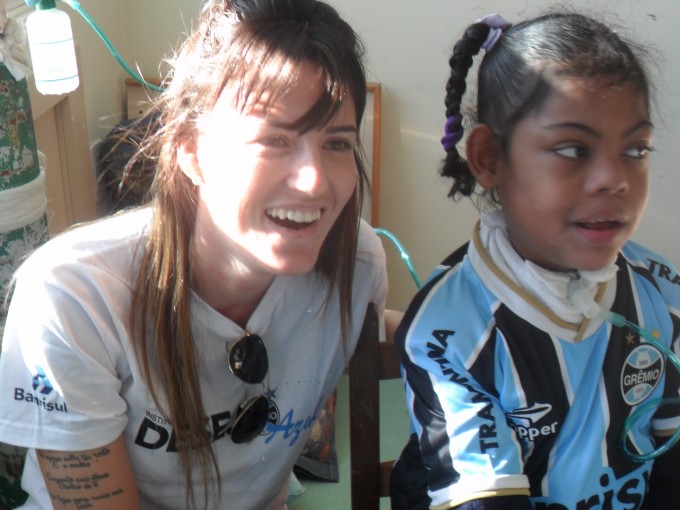 Vitória tem 10 anos e faz tratamento na Kinder. Hoje ganhou um kit completo com uniforme do Grêmio composto de camiseta personalizada, calção e meia. A ação contou com a colaboração da voluntária Fernanda Borges. 