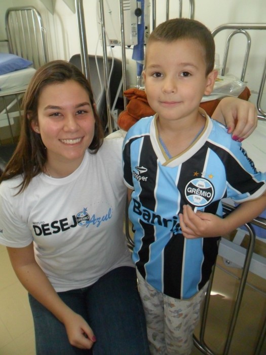 Na ação de número 200 do Desejo Azul Nícolas ganhou o que tanto pedia, um uniforme completo do Grêmio. O garotinho que faz seu tratamento no Hospital Conceição recebeu ainda mais presentes da voluntária Isadora Rodrigues Jaeger.