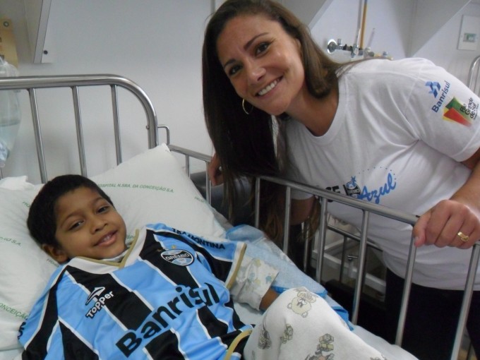 Bryan tem 5 anos e faz tratamento no Hospital Conceição. Desejava ganhar um uniforme completo do Grêmio. E com a colaboração da voluntária Fernanda Morelatto da Silva ele recebeu seu kit com camiseta personalizada, calção e meia do Imortal. Ele agora já pode comemorar mais uma vitória do seu Grêmio.