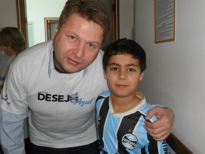 João Gabriel faz tratamento no HCSA. Queria muito ganhar um uniforme completo do Grêmio pois o seu já estava bem antigo. E com a colaboração do voluntário Roger Ritter entregamos para ele este seu grande presente. Força grande tricolor! 