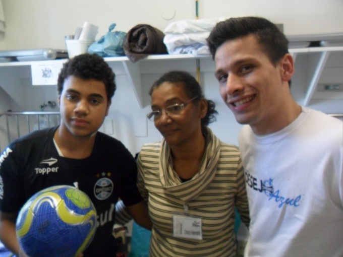 Chris tem 14 anos. Joga futebol nas categorias de base do Grêmio. Tem pinta de craque o guri. Ele faz tratamento no Hospital Conceição. Com a ajuda do voluntário Rodrigo Machado ganhou sua camiseta personalizada e uma bola do Grêmio. 