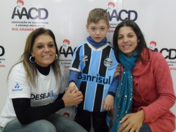 Kainã, 8 anos, é um gremista que não perde um jogo do seu time. Tem abrigo, cachecol, cobertor, tudo do Grêmio. O garotinho que faz tratamento na AACD hoje ganhou da voluntária Sandra Sá Britto um uniforme completo do Grêmio. 