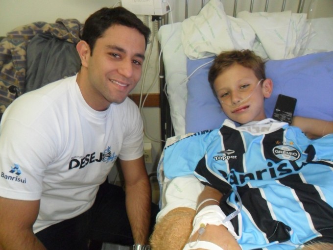 Gustav tem 7 anos e faz tratamento de saúde no Hospital Conceição. Segundo a sua mãe é um grande gremista além de jogar futebol de salão como pivô no time da sua cidade, Uruguaiana. Hoje com o auxílio do voluntário Alysson Ferreira levamos até o menino um kit completo com o uniforme do Grêmio. Estamos todos torcendo por ti Gustav!