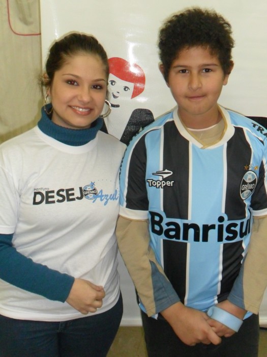 Pablo tem 10 anos e faz seu tratamento de saúde na AACD. Disse que a camiseta que ganhou da voluntária Luiza Oliveira Barbosa trará pé-quente e o seu Grêmio vai ganhar o clássico do próximo domingo, o primeiro a ser jogado na Arena. Torcida não faltará para a plena recuperação do Pablo e pela vitória do Tricolor. 