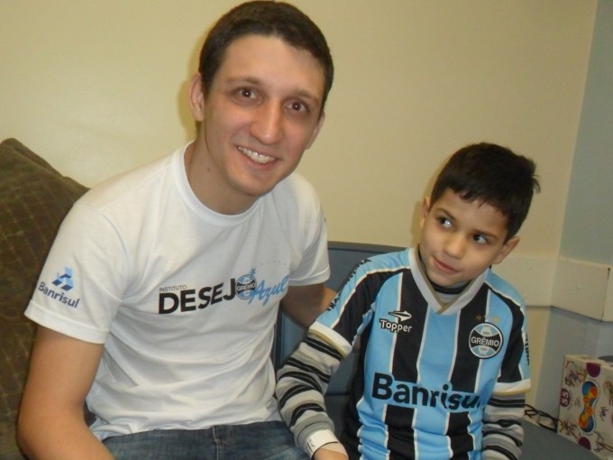 Luccas tem 8 anos e faz tratamento de saúde no Instituto de Cardiologia. Seu desejo era receber uma camiseta oficial do Grëmio personalizada com seu nome. E com a ajuda do voluntário Daniel Rossato seu sonho tornou-se realidade. 