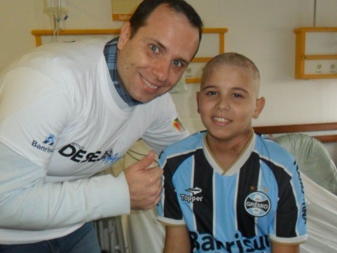 Mário faz tratamento de saúde no Hospital da Criança Santo Antônio. E para provar que paixão náo tem fronteiras é torcedor do Imortal Tricolor. Recebeu sua camiseta do voluntário Kaio Knauth.