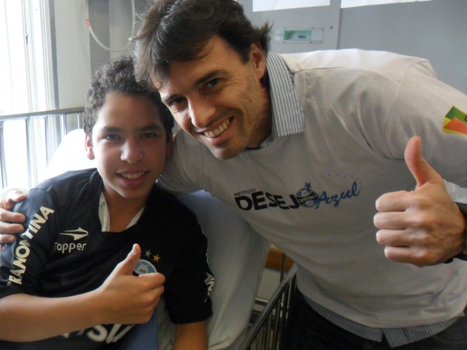 Jonatan, esse gremistão de 14 anos, faz tratamento de saúde no Hospital Conceição. Queria muito ganhar uma camiseta oficial do seu Tricolor personalizada com seu nome. Com a colaboração do voluntário Rodrigo Lima levamos até o garoto o seu presente. Depois de tratar sua enfermidade Jonatan já disse que vai vesti-la para jogar suas peladas na sua cidade natal , Frederico Westphalen. 