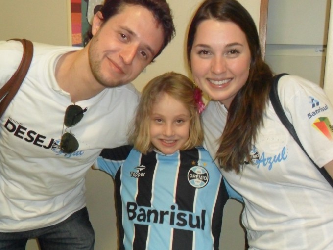 Maria Eduarda, a Duda tem 8 anos e faz tratamento no Instituto de Cardiologia. Nunca havia ganho um uniforme do Grêmio. Hoje ganhou seu kit completo além de uma pantufa, brincos e uma correntinha do Grêmio. A desinibida e cheia de vida ainda fez pose do modelo na hora da foto. A ação contou com a colaboração dos voluntários Ellen Lima e Gustavo Timm .