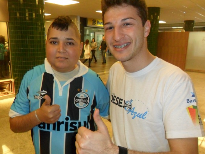 Guilherme é um gremistão de 14 anos e faz tratamento de saúde no Hospital de Clínicas. Hoje ganhou do voluntário Rafael Valentin uma camiseta personalizada do Grêmio e uma manta do Tricolor.