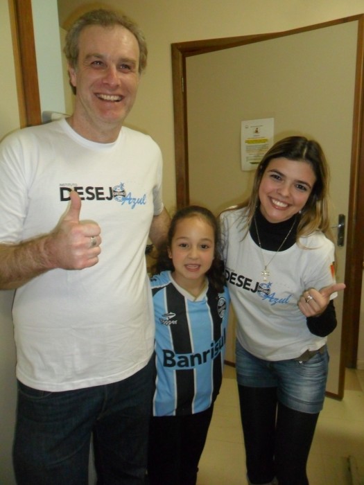 Raíssa já estava esperando o Desejo Azul na porta do seu quarto no Instituto de Cardiologia onde faz tratamento . Ansiosa para receber seu kit completo com o uniforme do Tricolor que ganhou dos voluntários Joice Ferreira e Davi Pitcovsky 