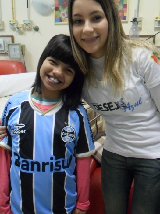 Paloma faz tratamento no Instituto do Coração. Segundo sua mãe queria muito ganhar um uniforme completo do Grêmio. E com a ajuda da voluntária Tuani Madrid levamos um kit completo com camiseta personalizada, calção e meia do Tricolor. A menina depois de colocar a camiseta saiu desfilando pelos corredores do hospita para mostrar para as amigas.l 