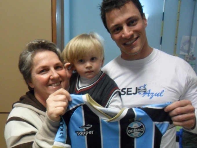 Pedro tem 3 anos e faz tratamento de saúde no Instituto de Cardiologia. Segundo sua mãe adora o Grêmio. Pedia sempre um uniforme completo do Tricolor. Com a ajuda do voluntário Guilhermo Taglietti levamos até o menino um kit completo composto de camiseta personalizada, calção e meia do Imortal. 