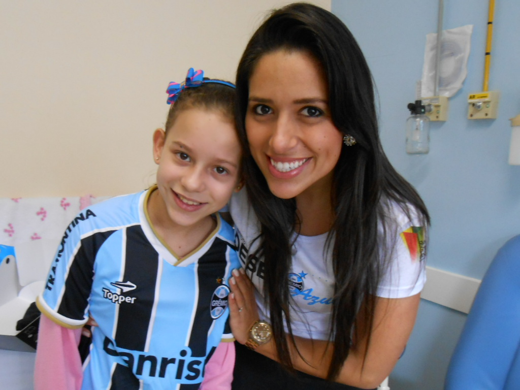 Gabrielly tem 10 anos. Faz tratamento de saúde no Instituto do Coração onde espera por um transplante. Seu sonho era ganhar um uniforme completo do time do seu coração. E com a ajuda da voluntária Mariana Godoy entregamos a ela este presentão que a menina tratou de vestir na hora que ganhou. Vai dar tudo certo para essa pequena menina de coração valente como o Grêmio.