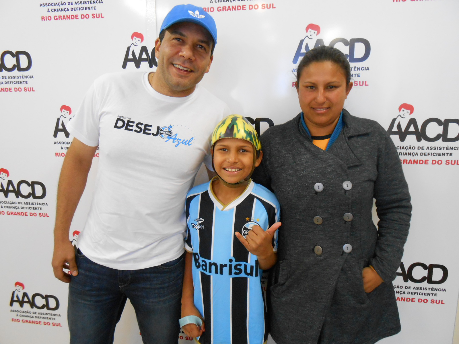 Bryan tem 12 anos e faz tratamento na AACD. É um gremista daqueles mais empolgados. Quando recebeu o uniforme completo do voluntário Rois Eduardo de Oliveira de pronto tirou a roupa que vestia e colocou a camiseta, o calção e a meu do time do seu coração. 