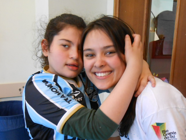 Lívia é assim. Uma menina querida, afetuosa, carinhosa e amável. E além de tudo Lívia é gremista.A garotinha foi incansável na distribuição de beijos e abraços a todos que participaram da ação, principalmente para a voluntária Bárbara Channas Anton. Levamos a menina que faz tratamento na AACD um kit completo com o uniforme do Grêmio. Continue sempre alegre e cheia de vida Lívia. 