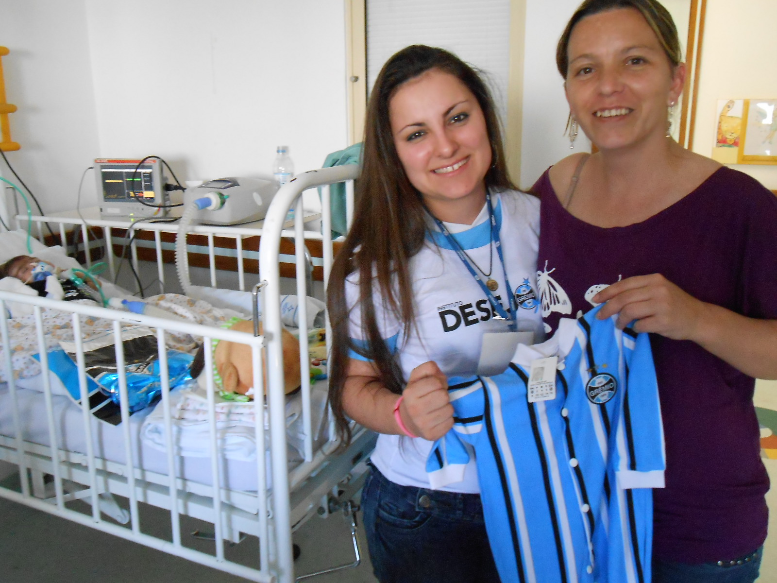 LUIZ MIGUEL faz tratamento no HCSA. Nasceu de uma família toda gremista. Por isso e com a ajuda da voluntária Brenda Castro levamos até ele um tip-top do time do seu coração. Estamos todos na recuperação desse pequeno gremistinha.