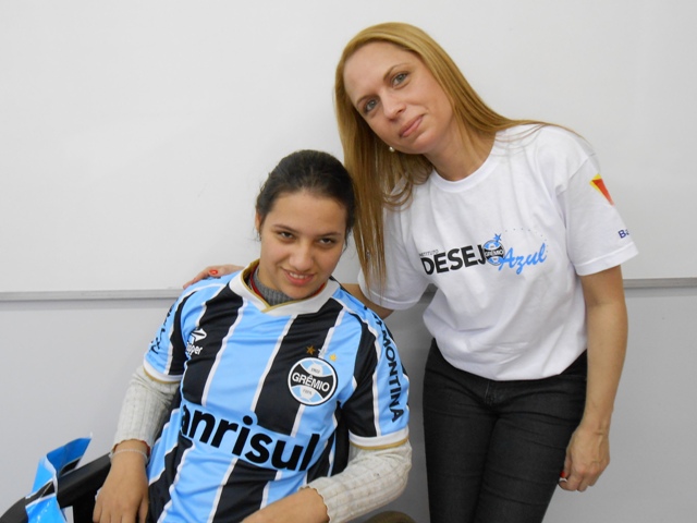 Kátia tem 17 anos e faz tratamento na ACADEF de Canoas. Queria ganhar uma camiseta do Grêmio personalizada para mostrar para toda família a e para turma que ela estuda seu orgulho de ser gremista . E com a colaboração da voluntária Mariléia Morales ela já está vestindo o manto Tricolor para torcer pelo seu time no final de semana. 