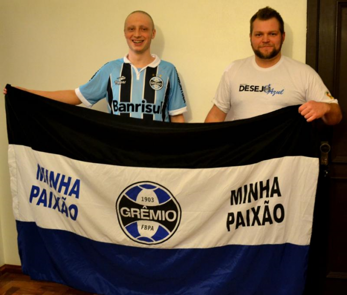 Em Porto Alegre o voluntário Eduardo Antunes adquiriu a camiseta e a postou no Correio. Em Nova Petrópolis o voluntário Sandro Boeck recebeu o manta tricolor e tratou de levar pessoalmente ao Leonardo, 17 anos. Força garoto que essa camiseta lhe traga muita determinação, fé e coragem . Com certeza você vai vencer. 