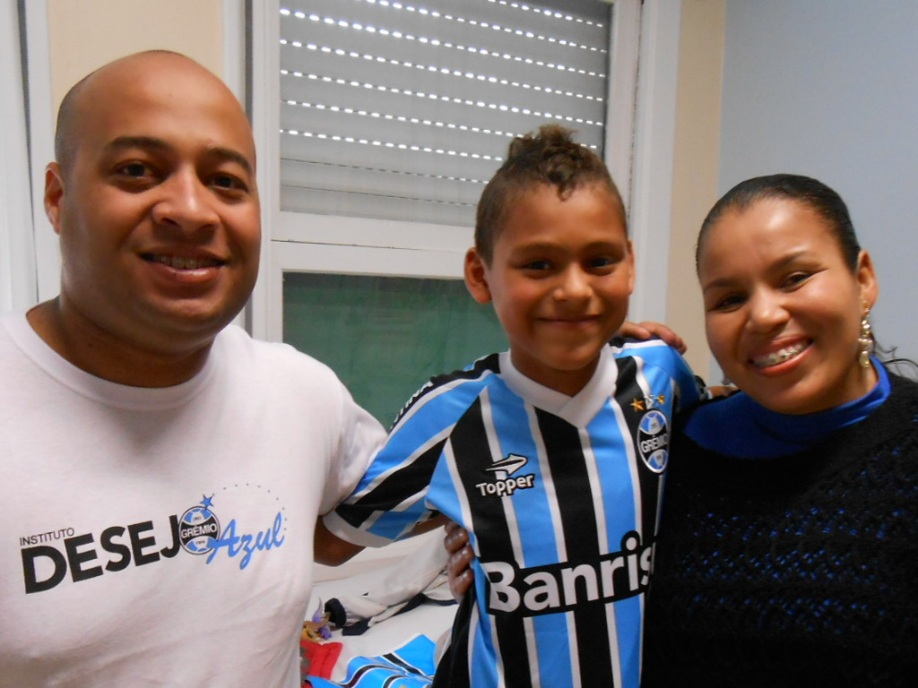 José Augusto tem pinta de boleiro. Um garoto muito esperto. Quando terminar  seu tratamento de saúde que está fazendo no Instituto de Cardiologia já jogará suas peladas com o uniforme completo do Tricolor que ganhou dos voluntários Luciano dos Reis Silva e Aline Domingues da Silva.
